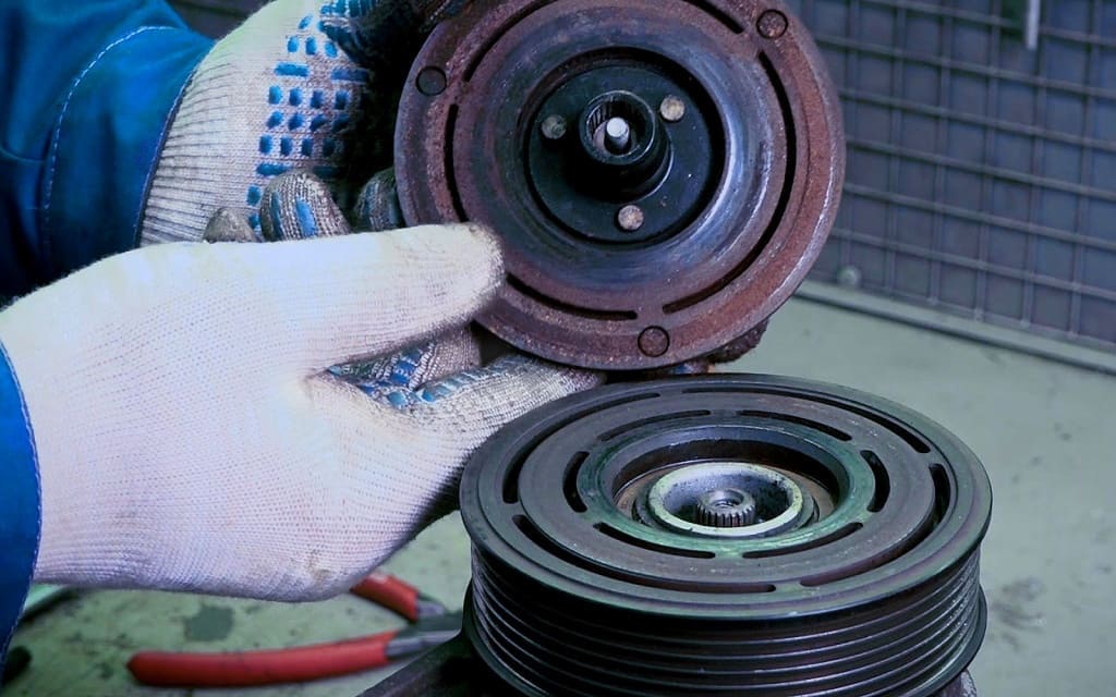 Замена муфты компрессора кондиционера Хонда в Саратове